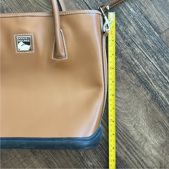 Dooney & Bourke Tan Leather purse - Picture 4 of 11